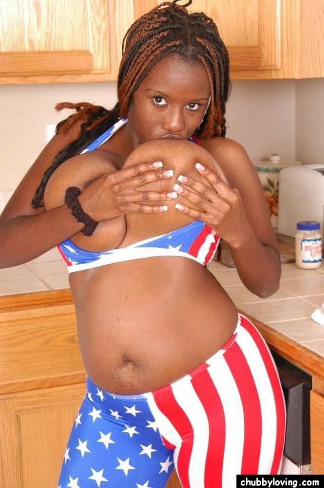 Curvy ebony mom Diva lets huge black tits loose from bikini top | Photo: 1536605