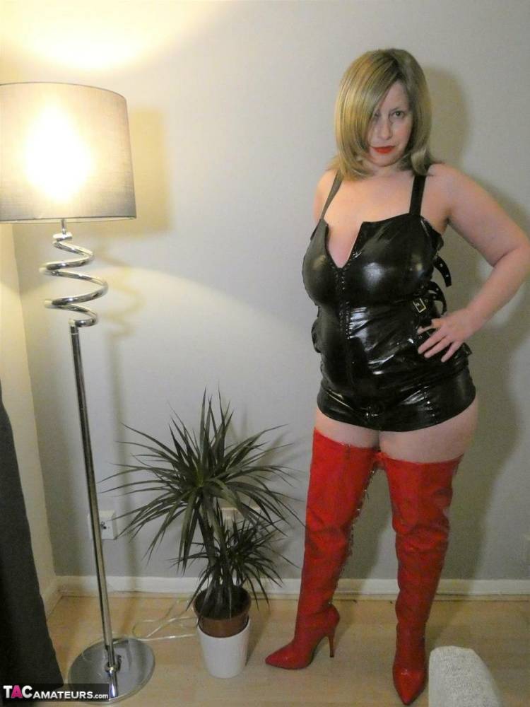 Older amateur Posh Sophia lets her huge tits loose of latex clothing in boots - #3