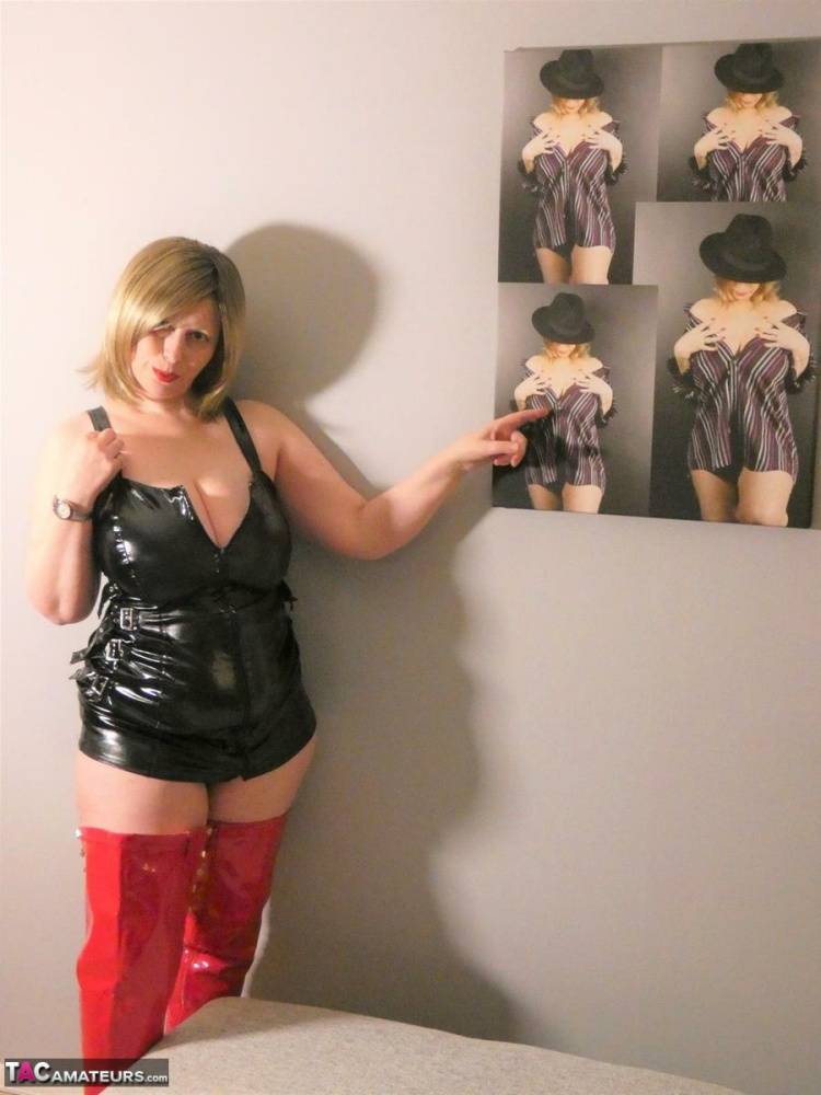 Older amateur Posh Sophia lets her huge tits loose of latex clothing in boots - #9