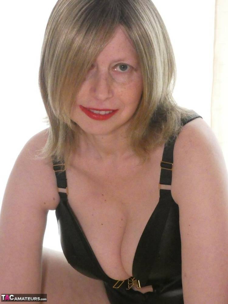Middle-aged amateur Posh Sophia removes black lingerie to pose nude in boots - #9