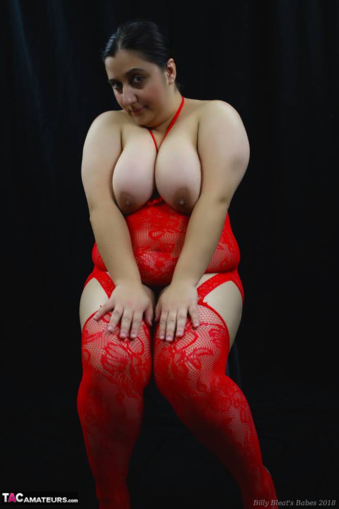 Fat amateur Kimberly Scott finger fuck in red lingerie before an ass grab - #9