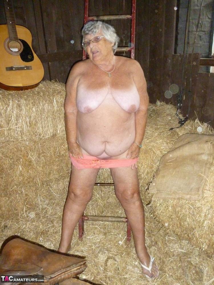 Fat oma Grandma Libby gets naked in a barn while playing acoustic guitar | Photo: 1575658