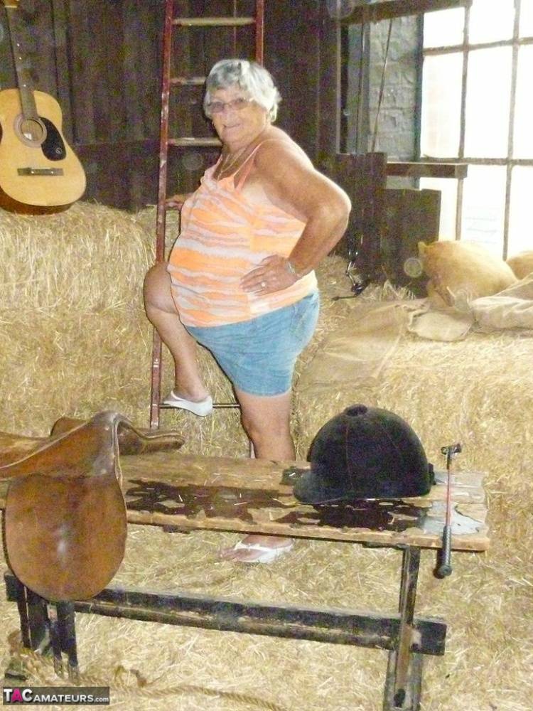 Fat oma Grandma Libby gets naked in a barn while playing acoustic guitar | Photo: 1575671