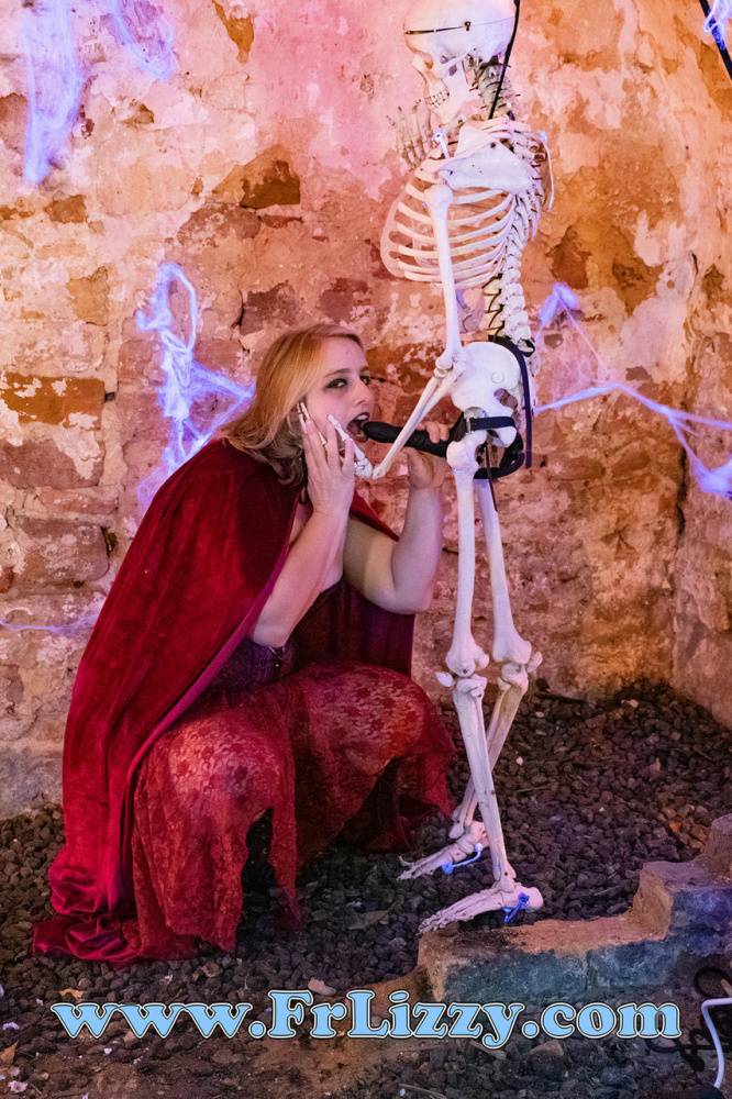 Blonde BBW Fr Lizzy is penetrated by a skeleton wearing a strap on | Photo: 1600497