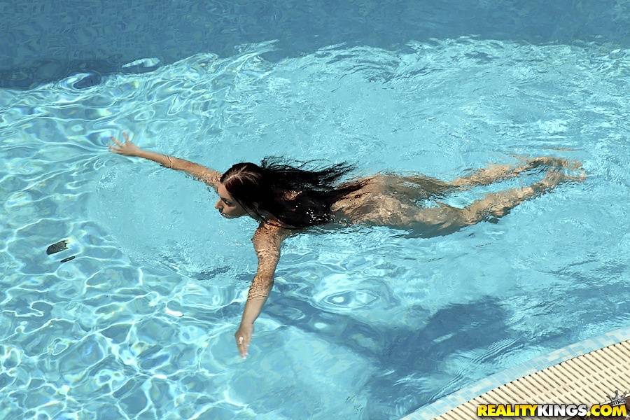Solo girl Mira Sunset removes her bikini to go swimming in the nude - #16