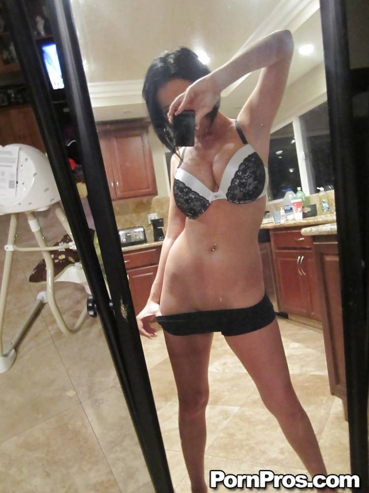 Dark haired babe Loni Evans snaps selfies while stripping in front of mirror | Photo: 1620373