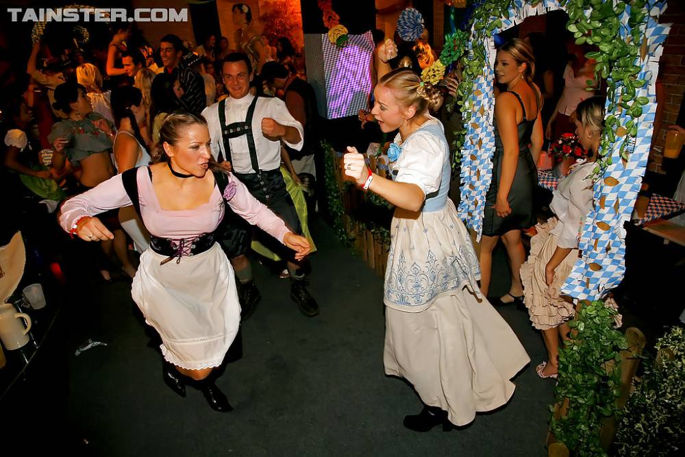 Liberated european gals spend some good time at the drunk party | Photo: 1621797