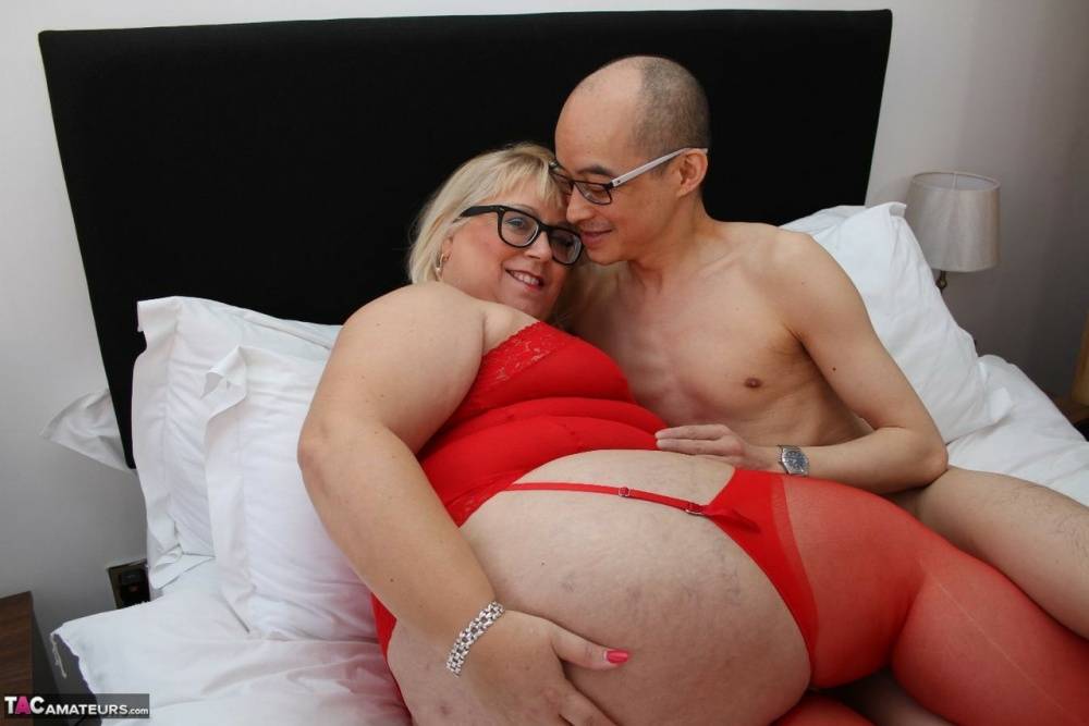 Fat UK blonde Lexie Cummings swaps oral sex with her man on a bed in glasses | Photo: 1621822