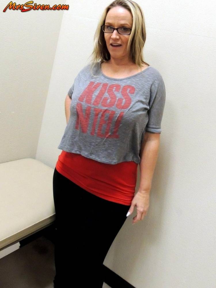 Amateur BBW Dee Siren exposes her big butt afore a dressing room mirror - #5