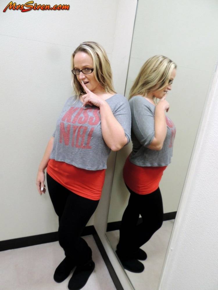 Amateur BBW Dee Siren exposes her big butt afore a dressing room mirror - #8