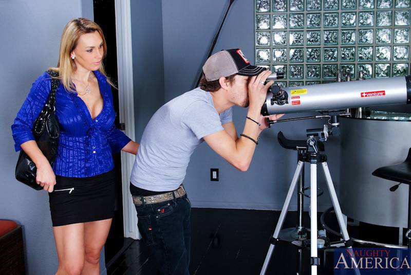 British cougar Tanya Tate seduces a young man while he is watching the stars | Photo: 1652607