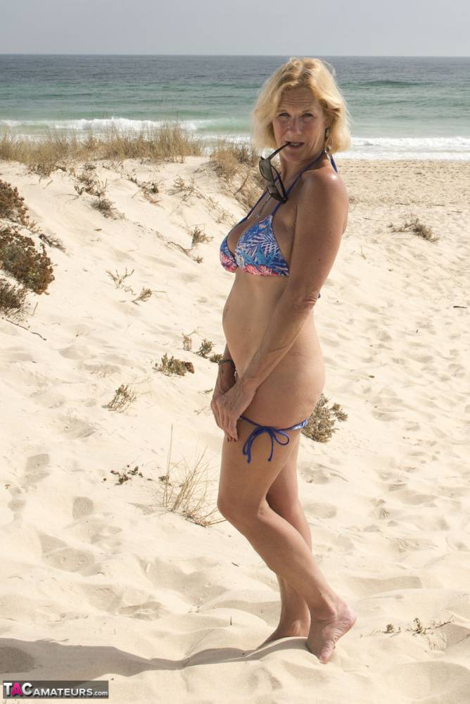 Mature blonde Molly MILF strips totally naked on a sandy beach | Photo: 1658739