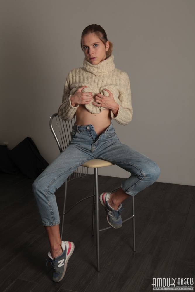 Young first timer Nora doffs a sweater and jeans to stand naked | Photo: 1661266