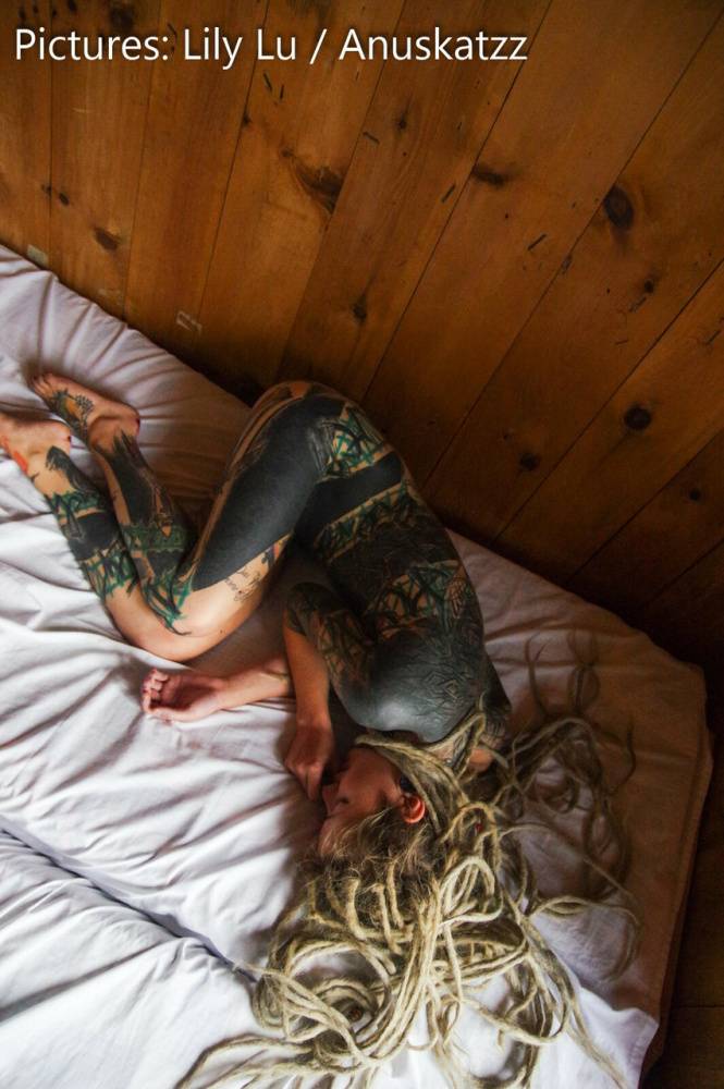 Heavily tattooed girl licks a penis while modelling in the nude | Photo: 1664240