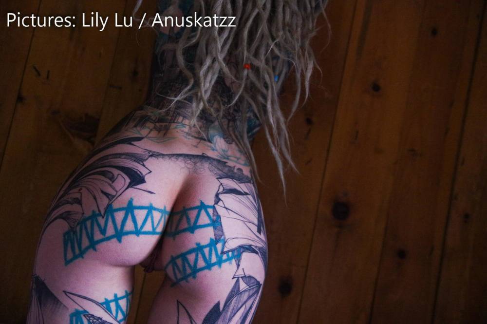Heavily tattooed girl licks a penis while modelling in the nude - #9