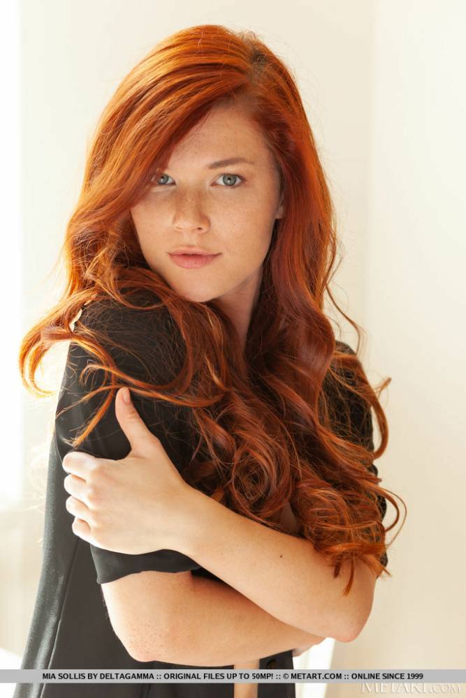Young redhead Mia Sollis gets totally naked in a confident fashion | Photo: 1667693