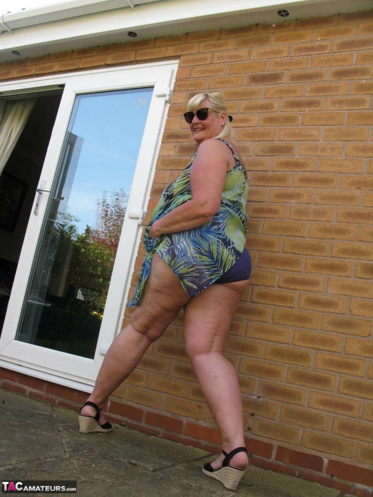 Fat mature woman Chrissy Uk sucks a dick after making her nude debut in a yard | Photo: 1669592