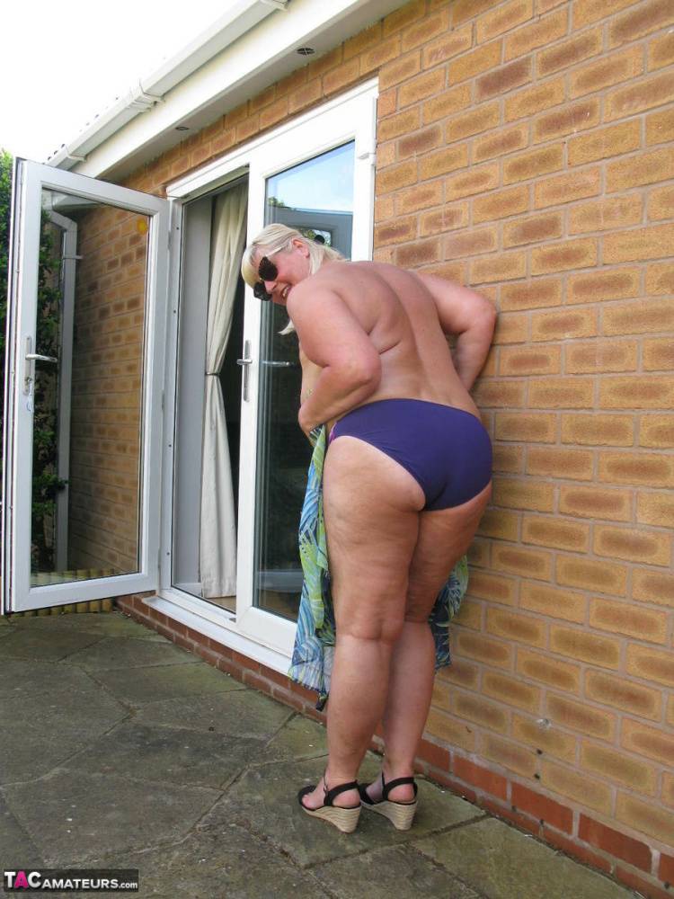 Fat mature woman Chrissy Uk sucks a dick after making her nude debut in a yard | Photo: 1669595