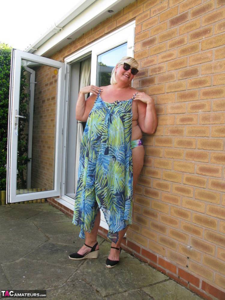 Fat mature woman Chrissy Uk sucks a dick after making her nude debut in a yard | Photo: 1669625