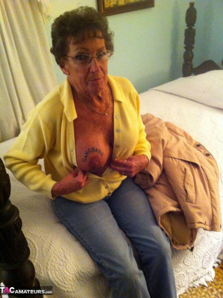 Dirty amateur granny shows her sexy naked body and kisses a young stud - #10
