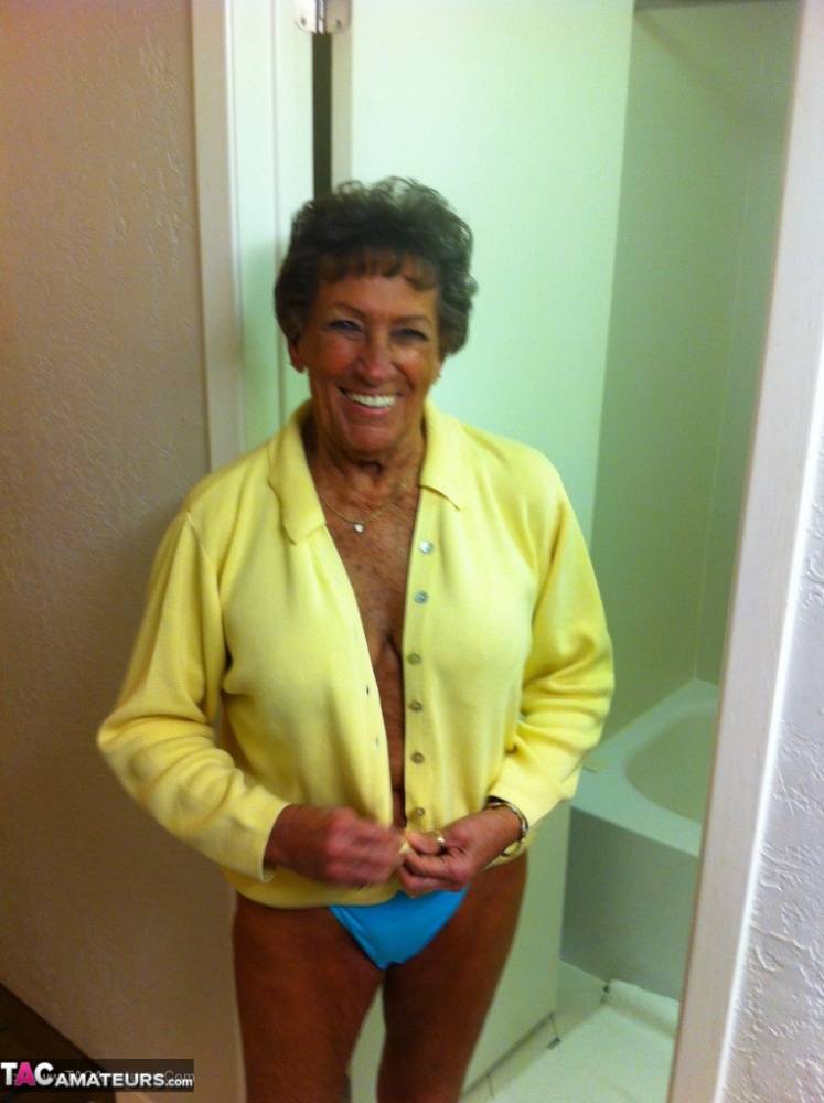 Dirty amateur granny shows her sexy naked body and kisses a young stud | Photo: 1670416