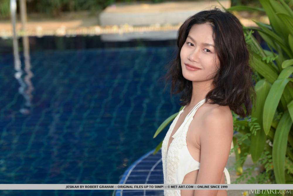 Asian teen Jesikah slips off a bathing suit to model naked near a pool | Photo: 1674657