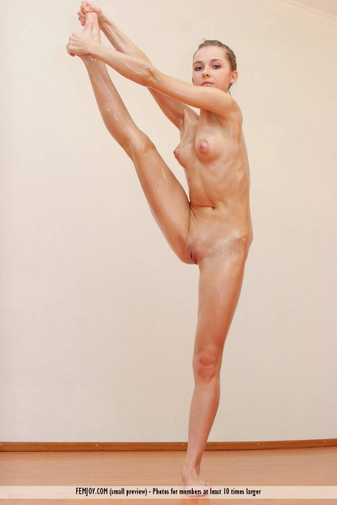 Flexible girl Ladislava shows off her naked beauty with a lite coating of oil | Photo: 1678688