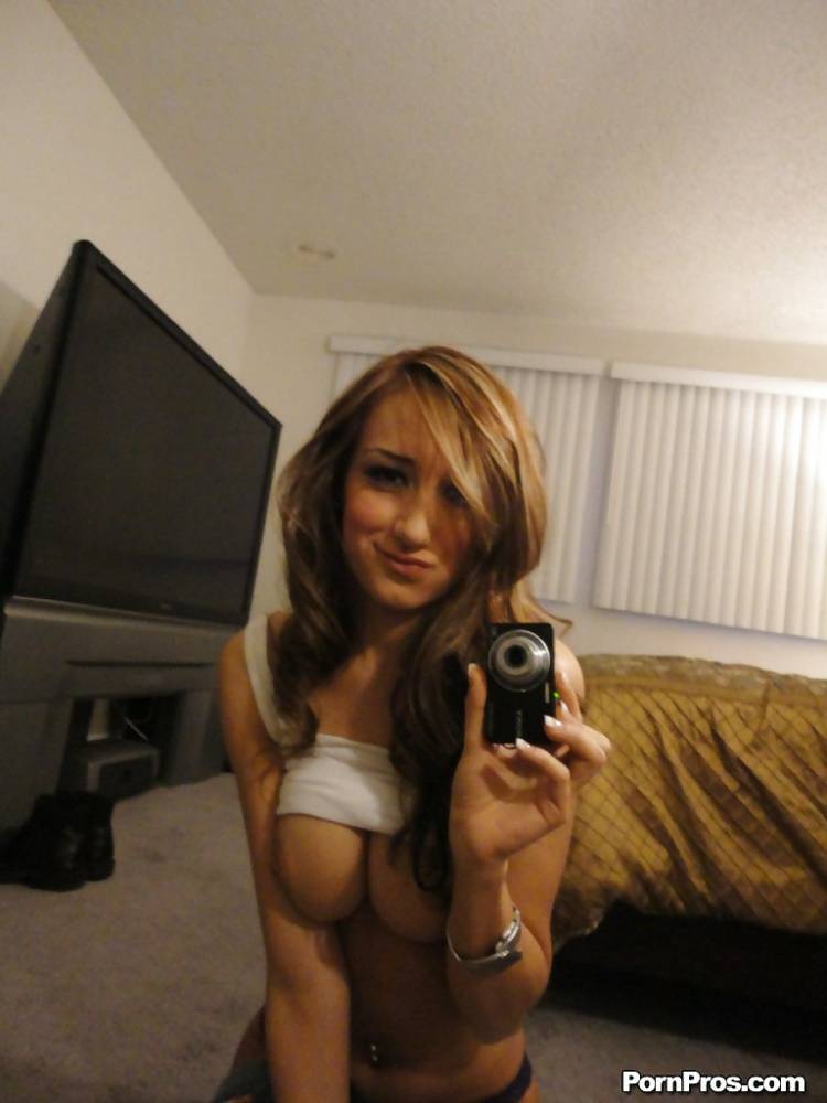 Petite babe Victoria Rae Black makes a few self shots showing off naked body - #14