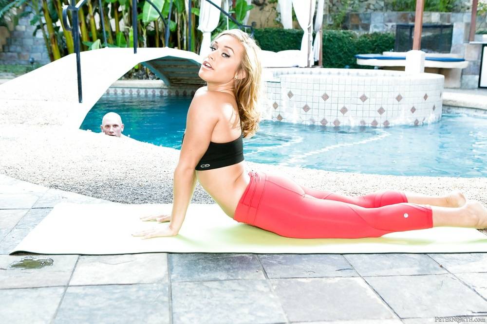 Blonde hottie Kennedy Leigh doffs yoga pants for hard poolside fucking - #15