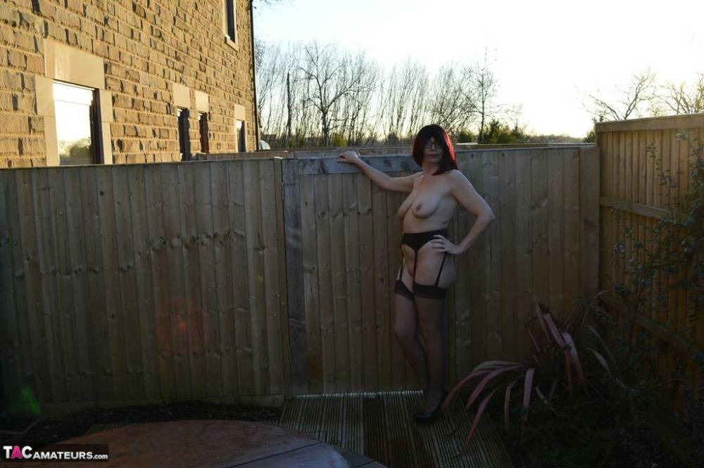 Tall amateur Barby Slut totally disrobes before getting in an outdoor hot tub | Photo: 83243