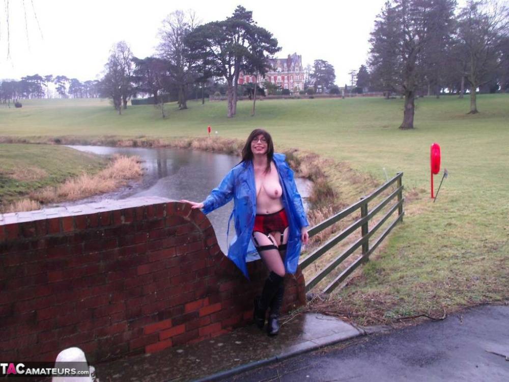 Mature amateur Barby Slut flashes while visiting a public park - #12