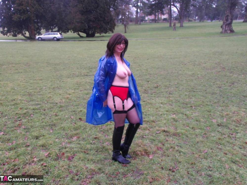 Mature amateur Barby Slut flashes while visiting a public park - #5