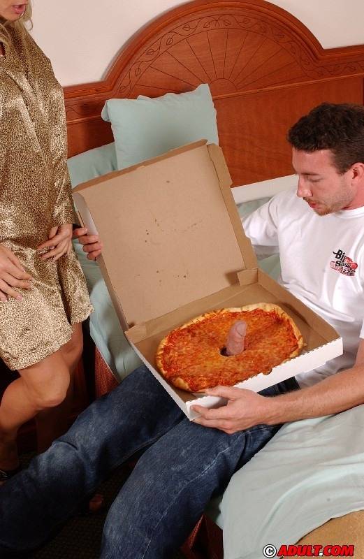Mature bombshell gets her hungry pussy satisfied by a studly pizza-guy - #8
