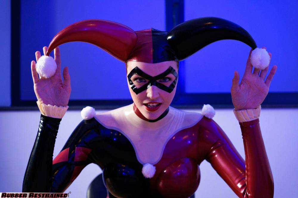 Solo model Harley Quinn poses for a non nude shoot in a costume made of latex | Photo: 91643
