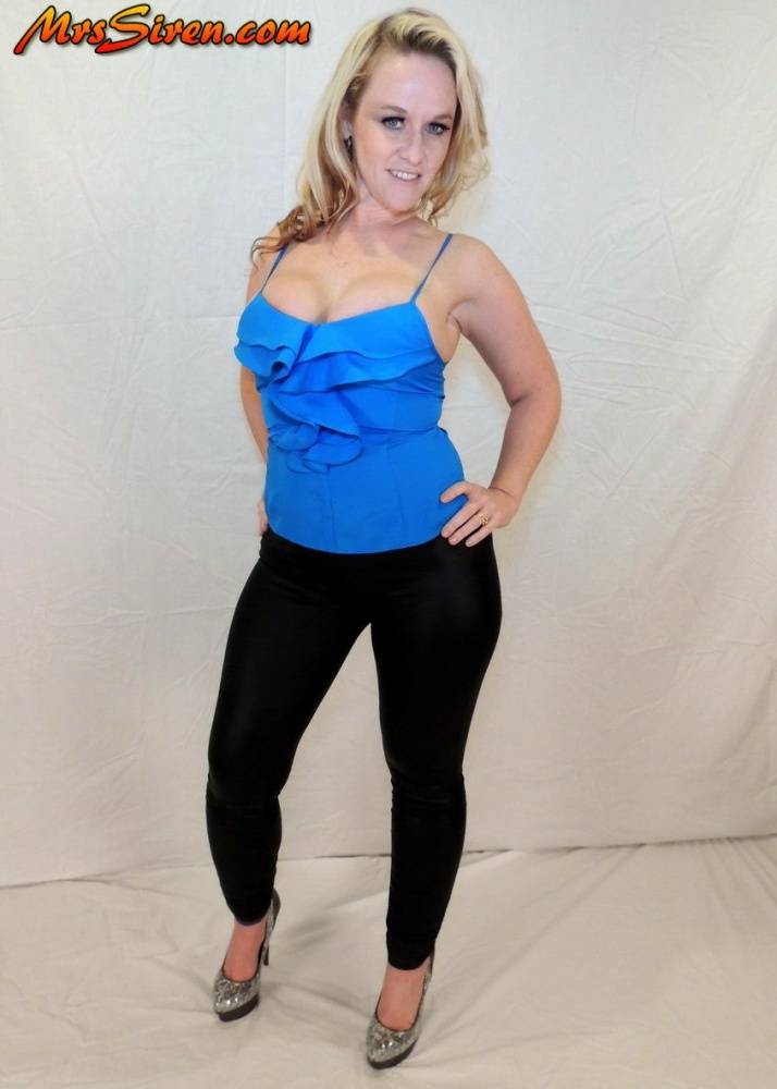 Blonde amateur Dee Siren displays her cleavage while wearing black leggings | Photo: 93053