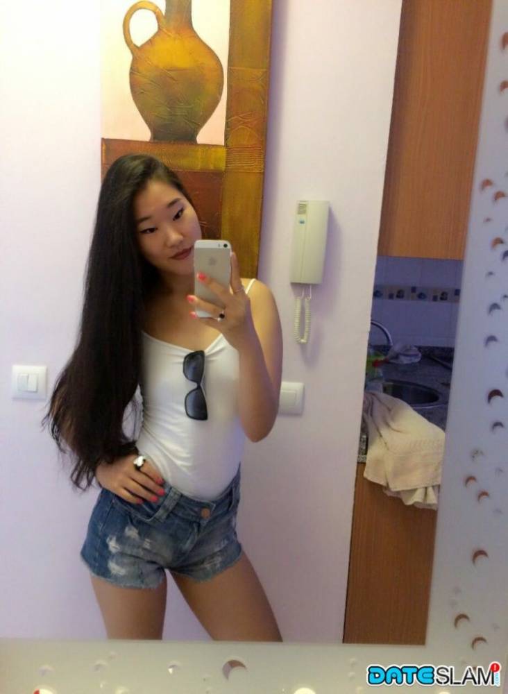 Hot Asian teen Katana takes a selfie to flaunt her pretty face & hot body | Photo: 106142
