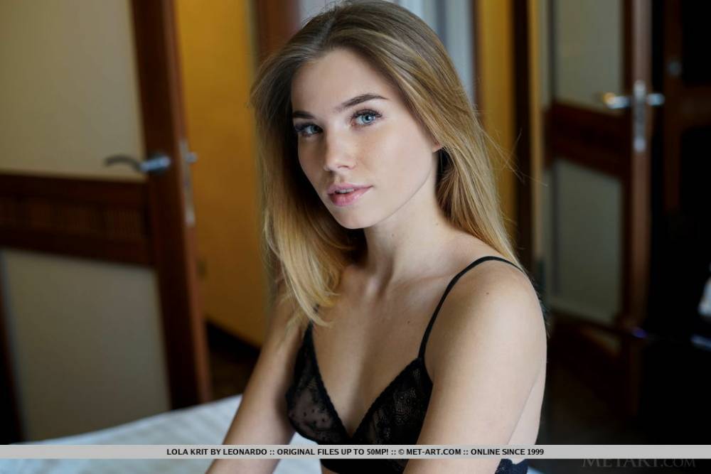 Nice teen girl Lola Krit remover her black bra to model in the nude - #9