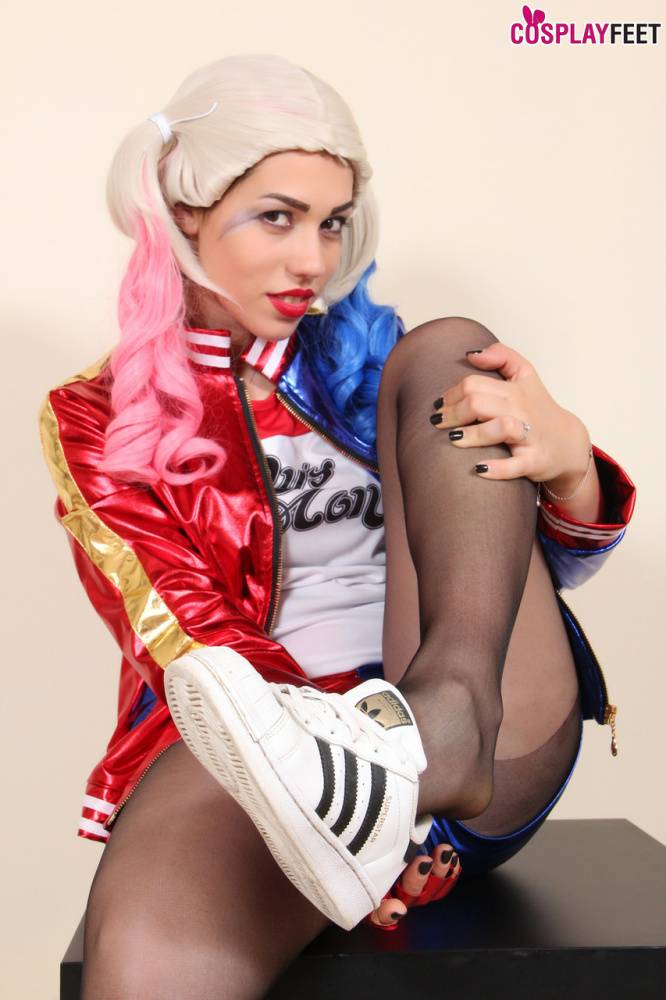 Solo model shows her hose attired feet while dressed as Harley Quinn | Photo: 126692