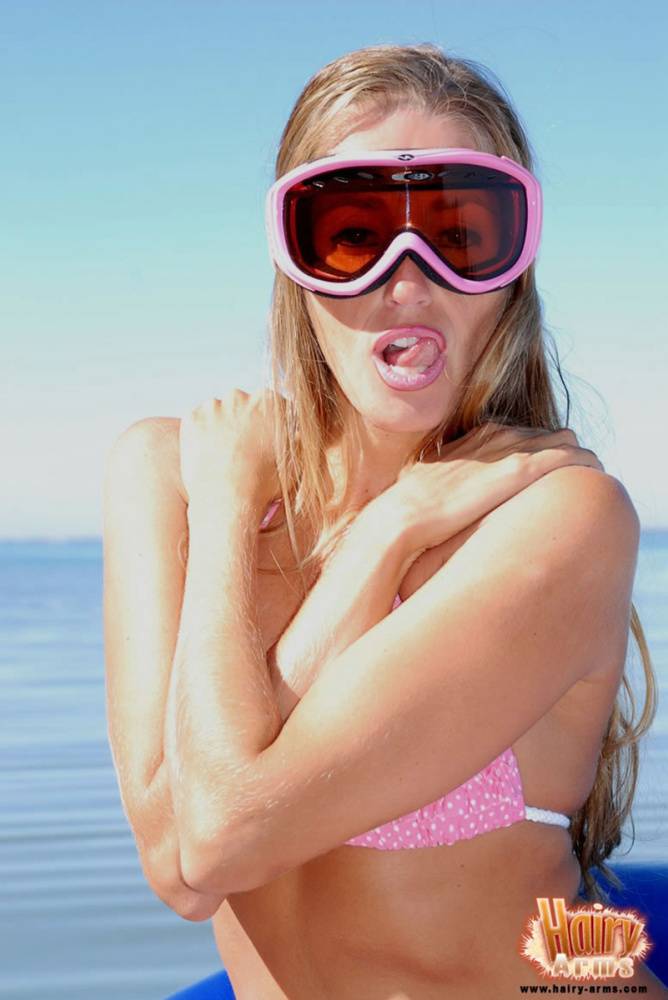 Lori Anderson licks her lips on a watercraft in a bikini and goggles | Photo: 135190