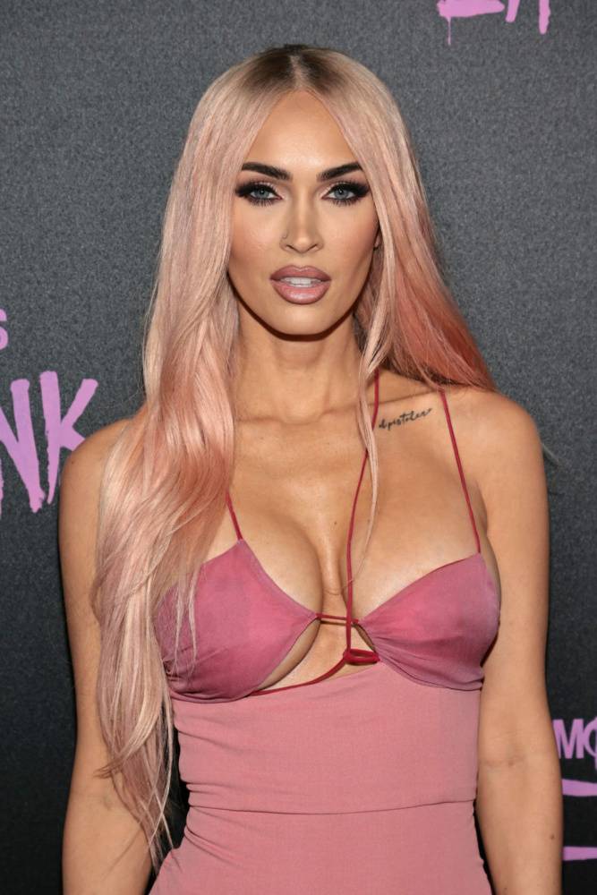 Megan Fox Looks Hot in Pink at 18Machine Gun Kelly 19s Life in Pink 19 Premiere in New York | Photo: 47099