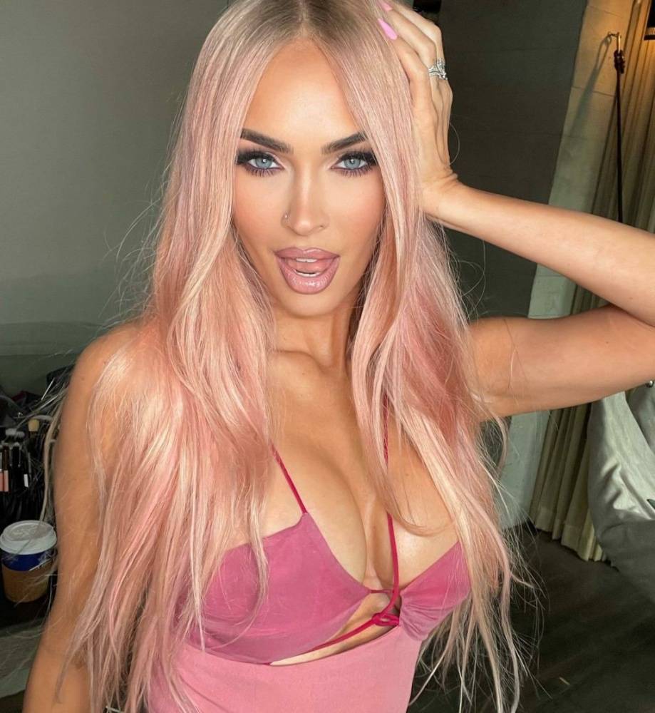 Megan Fox Looks Hot in Pink at 18Machine Gun Kelly 19s Life in Pink 19 Premiere in New York | Photo: 47115