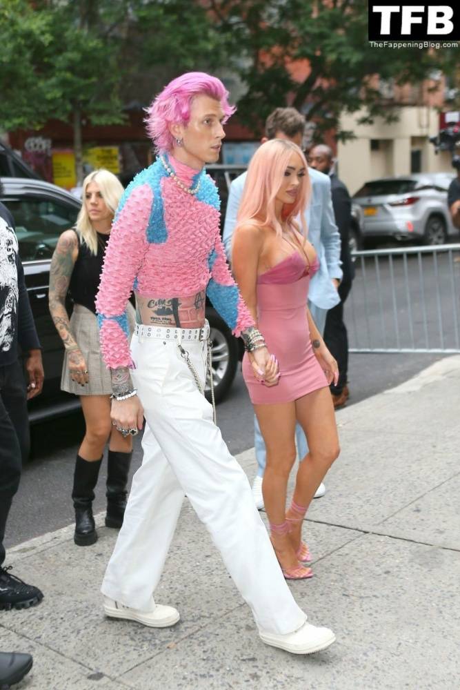 Megan Fox & Machine Gun Kelly Match in Barbie Pink as They Step Out For Dinner in NYC | Photo: 47552