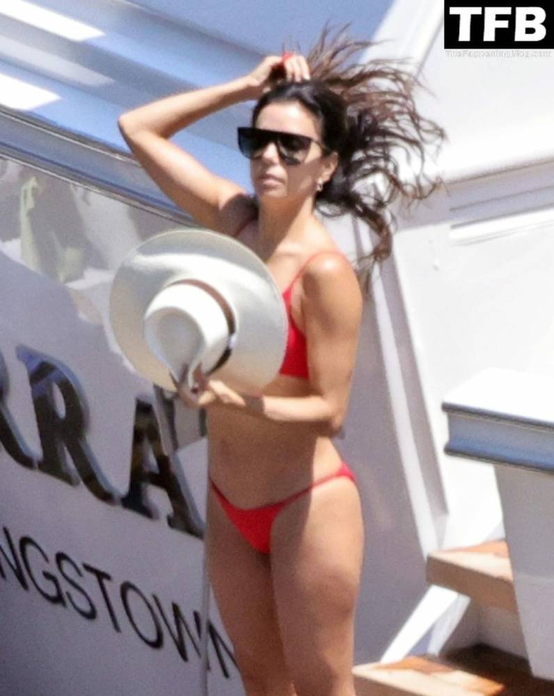 Eva Longoria Showcases Her Stunning Figure and Ass Crack in a Red Bikini on Holiday in Capri | Photo: 61134