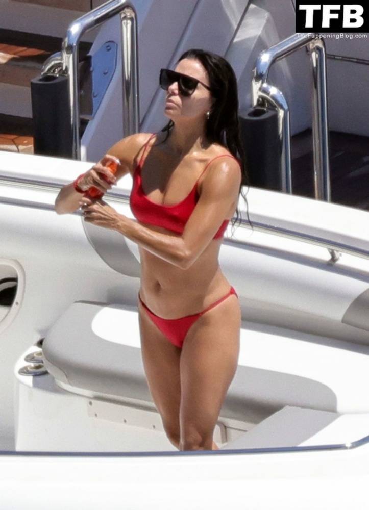 Eva Longoria Showcases Her Stunning Figure and Ass Crack in a Red Bikini on Holiday in Capri | Photo: 61121