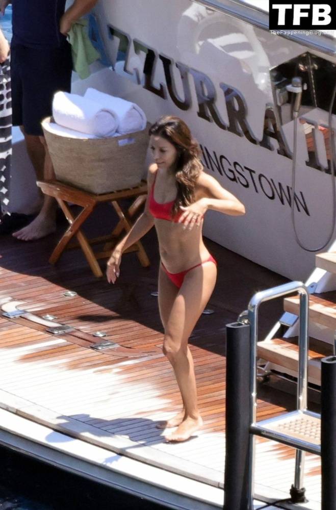 Eva Longoria Showcases Her Stunning Figure and Ass Crack in a Red Bikini on Holiday in Capri | Photo: 61065