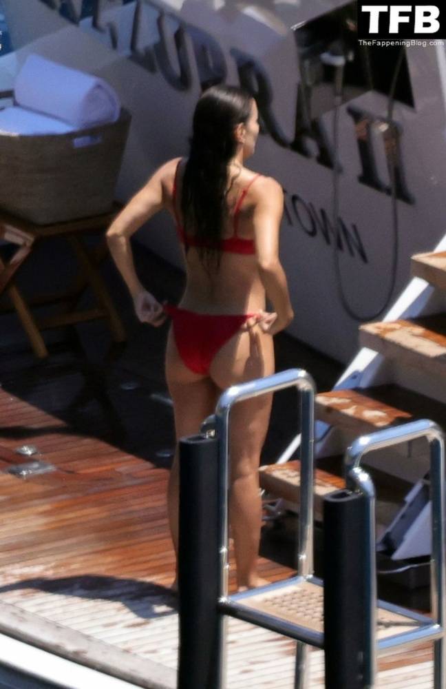 Eva Longoria Showcases Her Stunning Figure and Ass Crack in a Red Bikini on Holiday in Capri | Photo: 61074