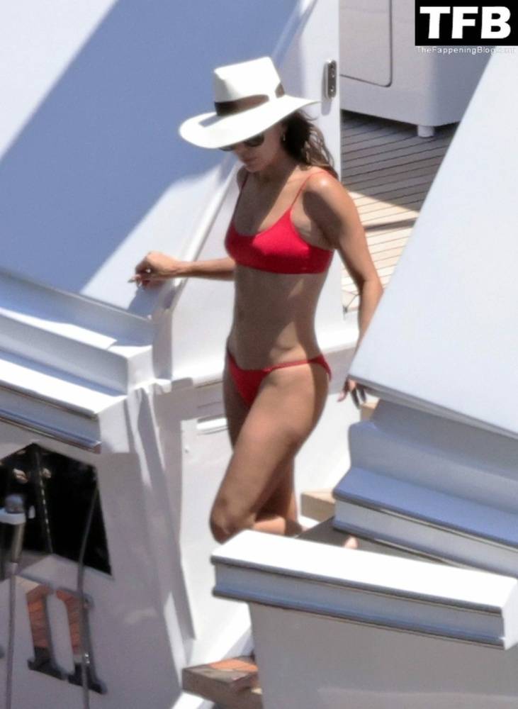 Eva Longoria Showcases Her Stunning Figure and Ass Crack in a Red Bikini on Holiday in Capri | Photo: 61081