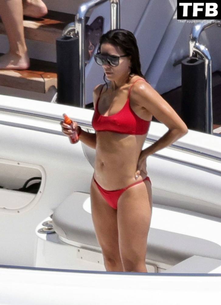 Eva Longoria Showcases Her Stunning Figure and Ass Crack in a Red Bikini on Holiday in Capri | Photo: 61059