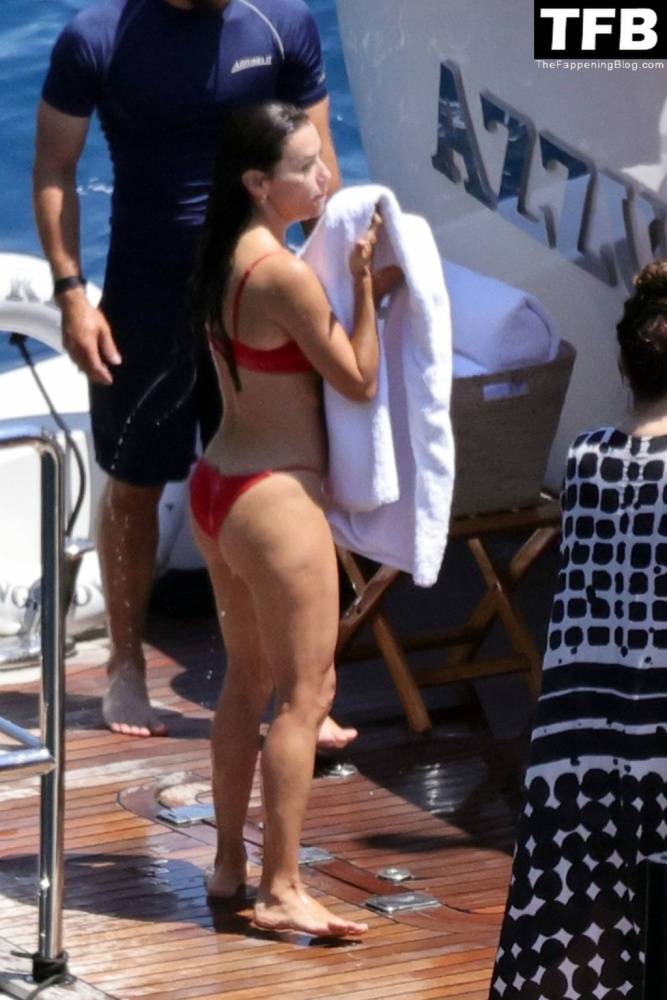 Eva Longoria Showcases Her Stunning Figure and Ass Crack in a Red Bikini on Holiday in Capri | Photo: 61047