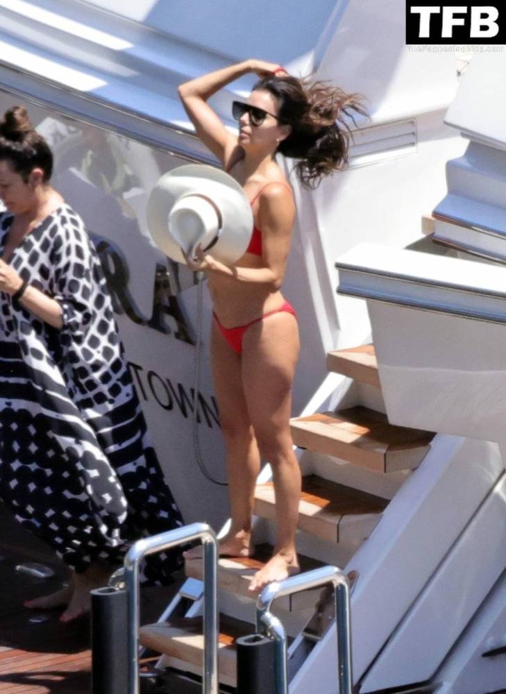 Eva Longoria Showcases Her Stunning Figure and Ass Crack in a Red Bikini on Holiday in Capri | Photo: 61156